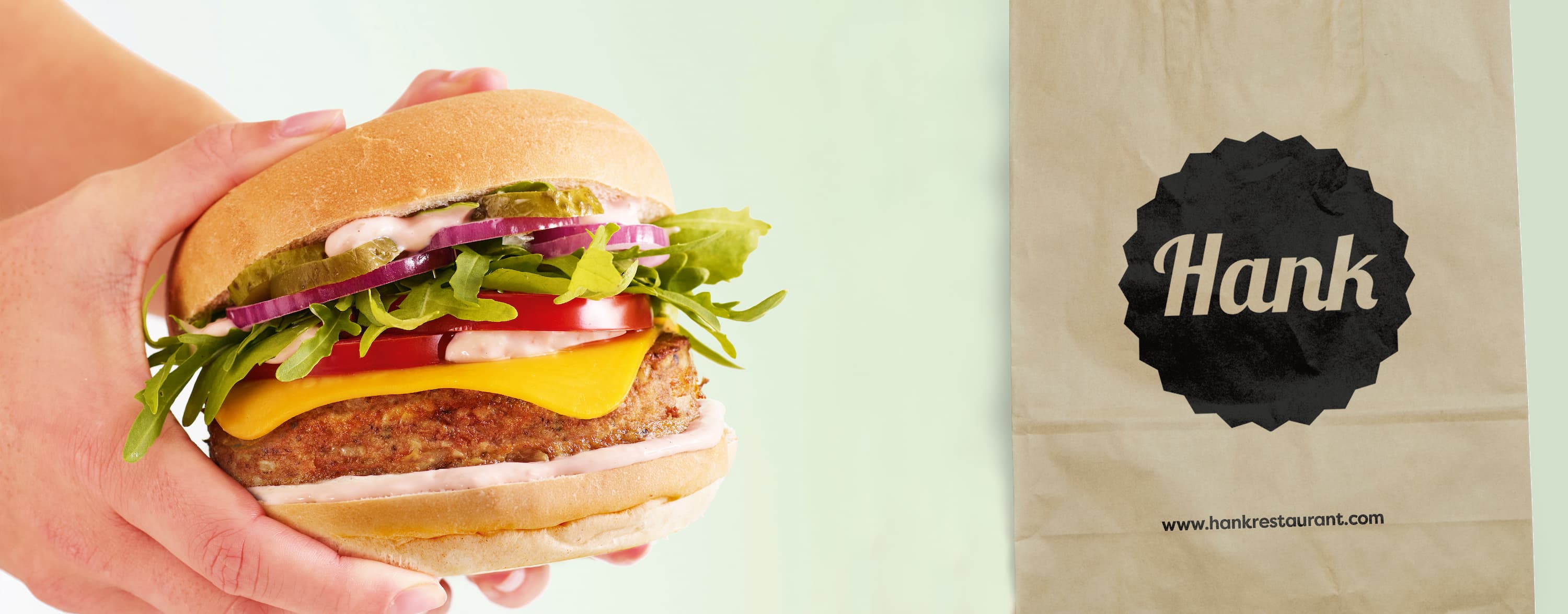 Mains tenants un hamburger